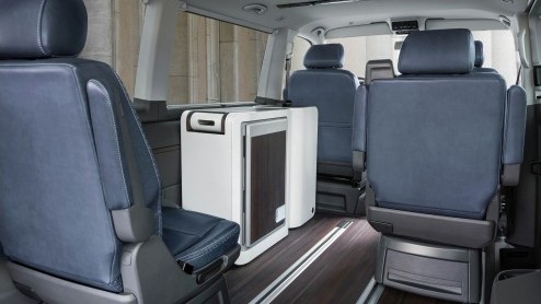 Koken in Volkswagen Multivan Alltrack studiemodel met keukenmodule. Klaar voor het avontuur met opgeleukte looks en 2.0 TDI 180 pk diesel.