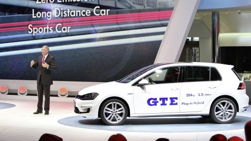 Draadloos updaten en kortere levenscyclus voor nieuwe Volkswagen modellen. De Duitsers zijn op stoom met 40 nieuwe elektrische modellen en lagere CO2-uitstoot.
