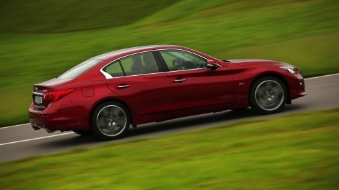 Autotest Infiniti Q50 2.0t AT, de Q50 met 2,0 liter turbomotor op benzine. Rijtest van gretige motorvariant met standaard automaat.
