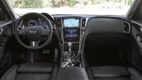 Autotest Infiniti Q50 2.0t AT, de Q50 met 2,0 liter turbomotor op benzine. Rijtest van gretige motorvariant met standaard automaat.
