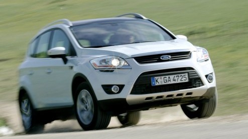 We zaten er al op te wachten. De Ford Kuga is nog naar net op de markt, maar nu wordt het motorpalet uitgebreid. Naast de 2.0 TDCi dieselmotor verschijnt nu ook de 2.5 liter turbobenzinemotor ten tone