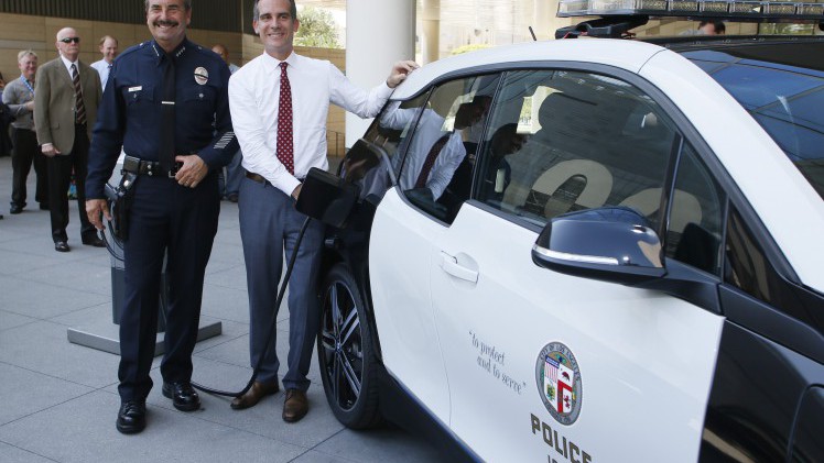 De Los Angeles Police Department heeft serieuze plannen om een groot deel van het wagenpark volledig elektrisch te maken. Na de aankoop van BMW i3's wordt nu met Tesla Model S' getest.