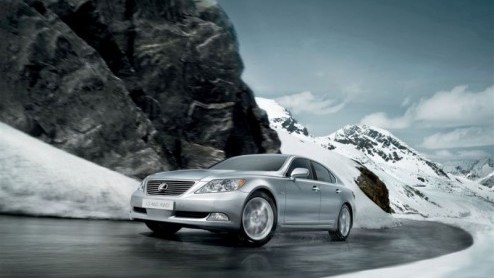In lijn met de Duitse concurrentie biedt Lexus nu ook vierwiel- aandrijving voor het vlaggenschip LS460. De nieuwe uitvoering van het topmodel wordt gepresenteerd op de International Motor Show in Mos
