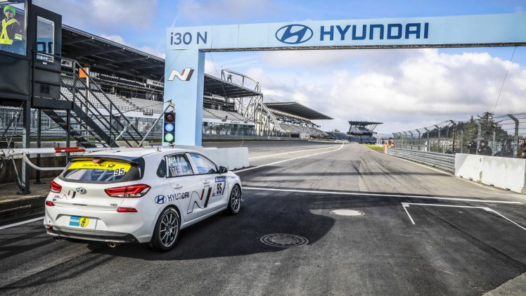 Hyundai test tijdens de 24 uur op de Nrburgring de nieuwe i30 N die later die jaar op de markt komt.