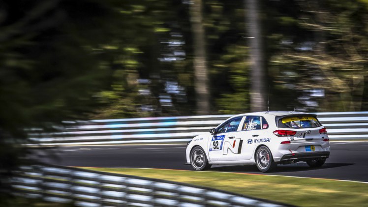 Hyundai test tijdens de 24 uur op de Nrburgring de nieuwe i30 N die later die jaar op de markt komt.