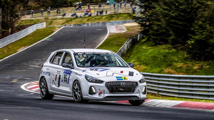 Hyundai test tijdens de 24 uur op de Nrburgring de nieuwe i30 N die later die jaar op de markt komt.