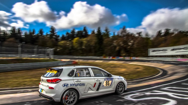 Hyundai test tijdens de 24 uur op de Nrburgring de nieuwe i30 N die later die jaar op de markt komt.