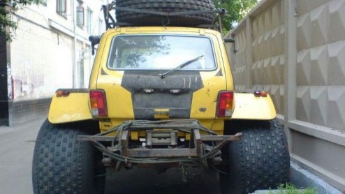 Soms krijg we hele aparte fotos in onze mailbox. Dit keer waren de fotos zo bizar dat we ze met je wilde delen. Wij presenteren je, de Lada Niva Bigfoot!