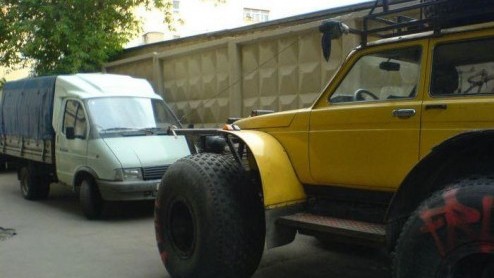 Soms krijg we hele aparte fotos in onze mailbox. Dit keer waren de fotos zo bizar dat we ze met je wilde delen. Wij presenteren je, de Lada Niva Bigfoot!