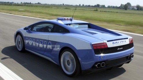 Terwijl de politie zich hier tevreden stelt met Volvo's en Volkswagen's, neemt de sterke arm in Itali een Lamborghini Gallardo LP560-4 in ontvangst. Kosten? Nul.