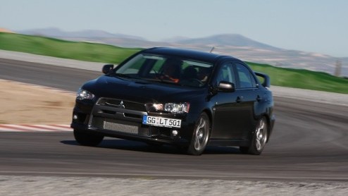 Mitsubishi heeft een snelheidsduivel voor Nederland op komst. De Lancer Evolution staat te trappelen en met tijdens de Lancer Evolution Experience arriveren. Coureur Phil Bastiaans schiet graag te hul