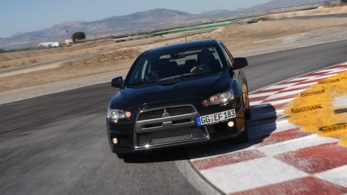 Mitsubishi heeft een snelheidsduivel voor Nederland op komst. De Lancer Evolution staat te trappelen en met tijdens de Lancer Evolution Experience arriveren. Coureur Phil Bastiaans schiet graag te hul