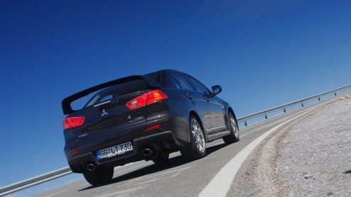 Mitsubishi heeft een snelheidsduivel voor Nederland op komst. De Lancer Evolution staat te trappelen en met tijdens de Lancer Evolution Experience arriveren. Coureur Phil Bastiaans schiet graag te hul