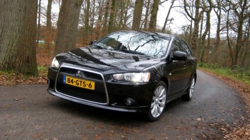 Kiezen voor een modale hatchback maakt Mitsubishi nog lastiger. Het merk gooit de Lancer Sportback in de strijd om de shortlist van menig sportieve rijder te bereiken. Gespierde looks en de agressieve