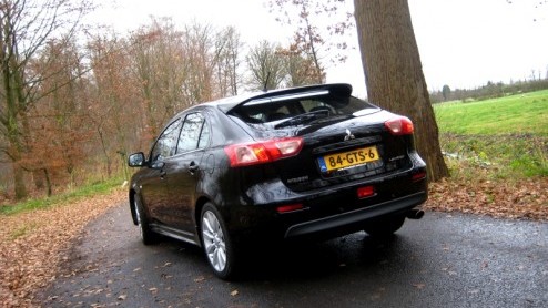 Kiezen voor een modale hatchback maakt Mitsubishi nog lastiger. Het merk gooit de Lancer Sportback in de strijd om de shortlist van menig sportieve rijder te bereiken. Gespierde looks en de agressieve