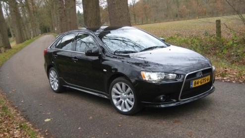 Kiezen voor een modale hatchback maakt Mitsubishi nog lastiger. Het merk gooit de Lancer Sportback in de strijd om de shortlist van menig sportieve rijder te bereiken. Gespierde looks en de agressieve