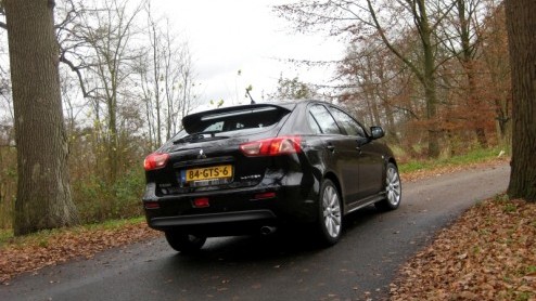 Kiezen voor een modale hatchback maakt Mitsubishi nog lastiger. Het merk gooit de Lancer Sportback in de strijd om de shortlist van menig sportieve rijder te bereiken. Gespierde looks en de agressieve