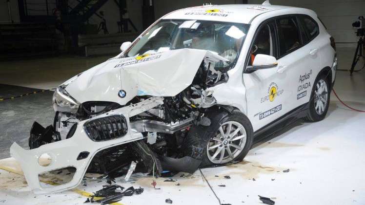 EuroNCAP crashtest resultaten van Kia Optima, Jaguar XE, Mercedes GLC, Opel Astra, Renault Megane & Talisman, Lexus RX, BMW X1 Infiniti Q50 en Kia Sportage 2015. De Lancia Ypsilon scoort matig.