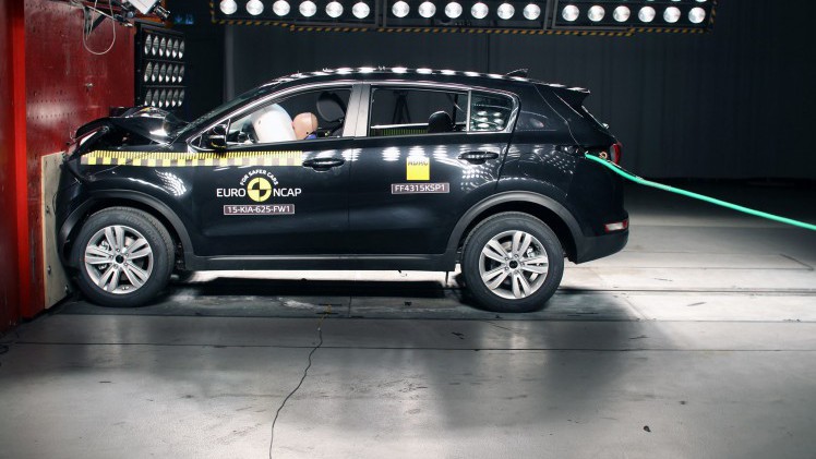 EuroNCAP crashtest resultaten van Kia Optima, Jaguar XE, Mercedes GLC, Opel Astra, Renault Megane & Talisman, Lexus RX, BMW X1 Infiniti Q50 en Kia Sportage 2015. De Lancia Ypsilon scoort matig.