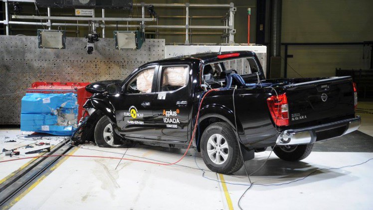 EuroNCAP crashtest resultaten van Kia Optima, Jaguar XE, Mercedes GLC, Opel Astra, Renault Megane & Talisman, Lexus RX, BMW X1 Infiniti Q50 en Kia Sportage 2015. De Lancia Ypsilon scoort matig.