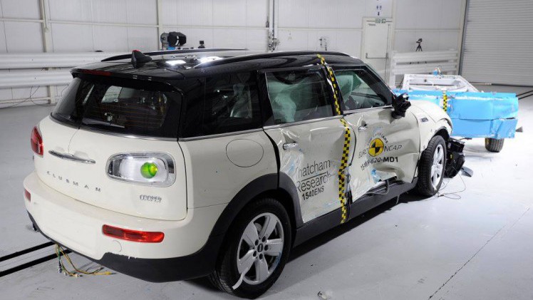 EuroNCAP crashtest resultaten van Kia Optima, Jaguar XE, Mercedes GLC, Opel Astra, Renault Megane & Talisman, Lexus RX, BMW X1 Infiniti Q50 en Kia Sportage 2015. De Lancia Ypsilon scoort matig.