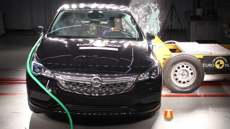 EuroNCAP crashtest resultaten van Kia Optima, Jaguar XE, Mercedes GLC, Opel Astra, Renault Megane & Talisman, Lexus RX, BMW X1 Infiniti Q50 en Kia Sportage 2015. De Lancia Ypsilon scoort matig.