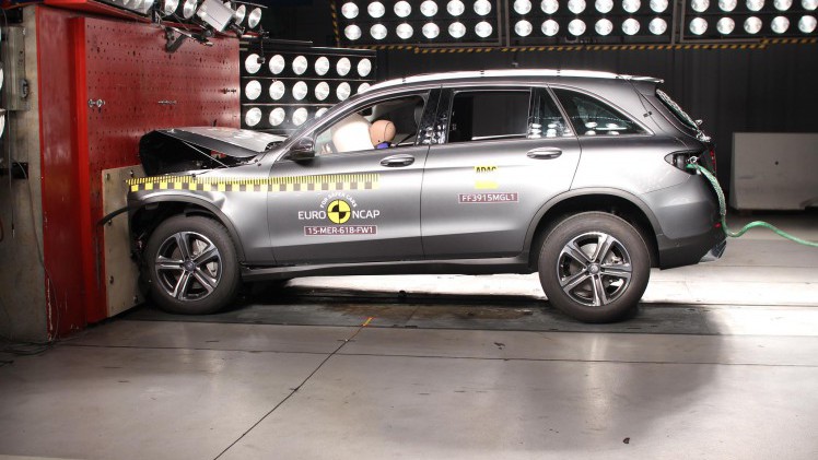 EuroNCAP crashtest resultaten van Kia Optima, Jaguar XE, Mercedes GLC, Opel Astra, Renault Megane & Talisman, Lexus RX, BMW X1 Infiniti Q50 en Kia Sportage 2015. De Lancia Ypsilon scoort matig.