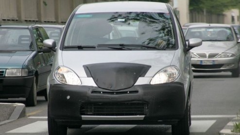 Lancia heeft een facelift in de planning staan voor de mini MPV van het merk. De eerste fotos van die facelift hebben wij alvast voor je.