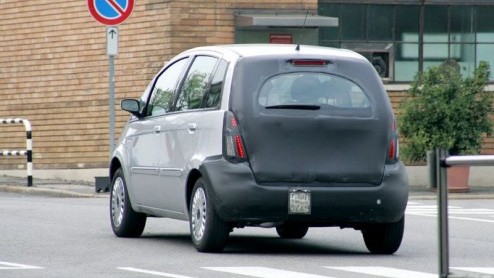 Lancia heeft een facelift in de planning staan voor de mini MPV van het merk. De eerste fotos van die facelift hebben wij alvast voor je.