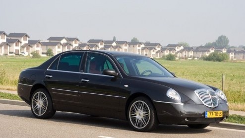 Om het eeuwfeest van Lancia mee te vieren, hernieuwden we de kennismaking met het topmodel van de Italianen: de Thesis. Het blijft een excentriekeling, maar hij toont wel veel goede smaak en comfort.