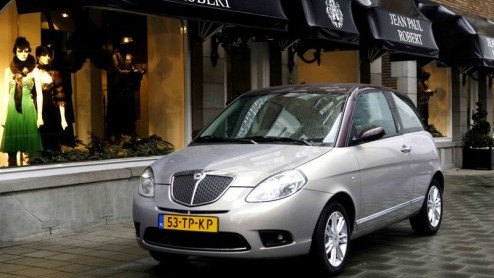 Lancia heeft zijn kleinste model een facelift gegeven en daarbij horen natuurlijk ook nieuwe prijzen. Er is niet heel veel aan de Yp veranderd, maar het geheel ziet er toch weer iets beter uit.
