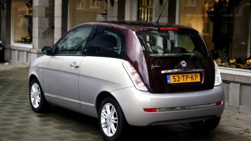Lancia heeft zijn kleinste model een facelift gegeven en daarbij horen natuurlijk ook nieuwe prijzen. Er is niet heel veel aan de Yp veranderd, maar het geheel ziet er toch weer iets beter uit.