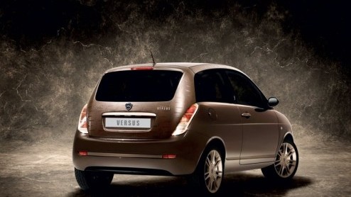 Nog meer stijl uit Itali. Het is de beurt aan de Lancia Ypsilon Versus. Hij wordt gentroduceerd in Parijs en is in samenwerking met Versace ontwikkeld. Je moet wel van brons houden...