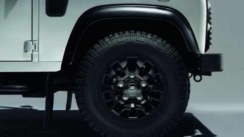 Land Rover gooit er maar weer eens een actiemodelletje tegenaan om de stokoude Defender in de schijnwerpers te zetten. Op de Autosalon van Genve staat een Defender in Black Pack en Silver Pack