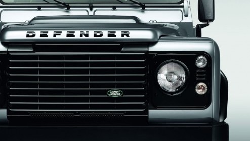 Land Rover gooit er maar weer eens een actiemodelletje tegenaan om de stokoude Defender in de schijnwerpers te zetten. Op de Autosalon van Genve staat een Defender in Black Pack en Silver Pack