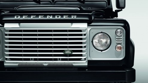 Land Rover gooit er maar weer eens een actiemodelletje tegenaan om de stokoude Defender in de schijnwerpers te zetten. Op de Autosalon van Genve staat een Defender in Black Pack en Silver Pack