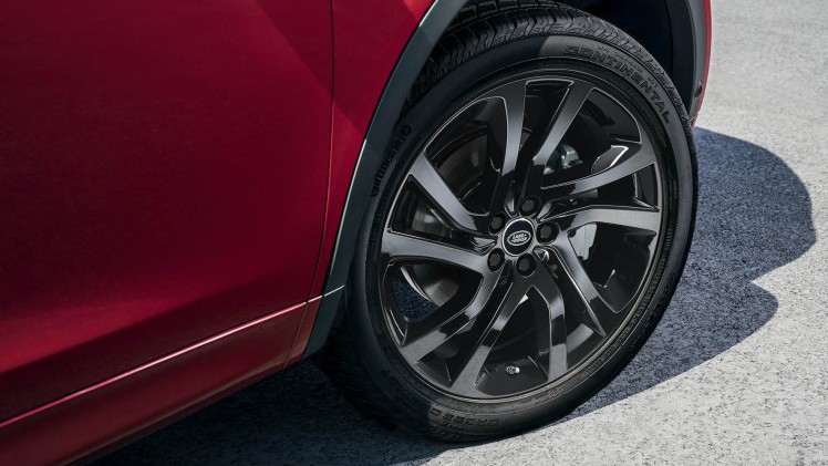 Voor modeljaar 2016 introduceert Land Rover de Discovery Sport Dynamic, evenals de nieuwe eD4 dieselmotor en ATPC.