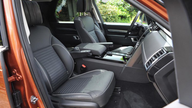 De nieuwe Land Rover Discovery treedt nauwelijks meer in de voetsporen van zijn voorganger, zeker niet qua ontwerp. Hoe het rijdt, dat zocht AutoVandaag uit tijdens een test.