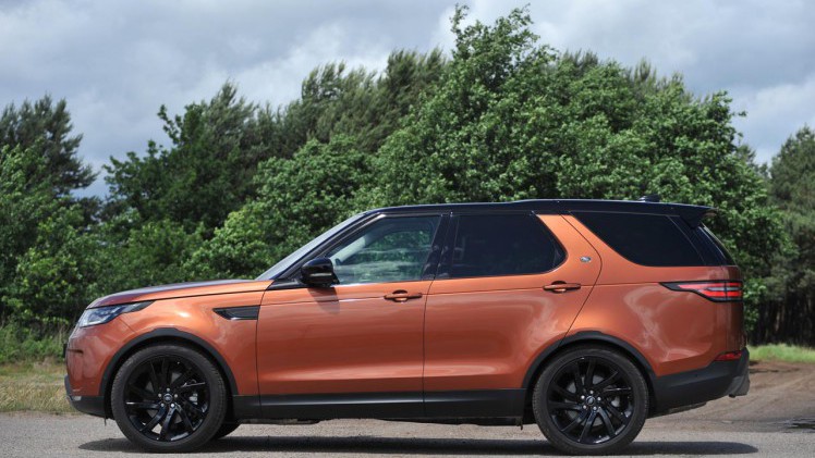 De nieuwe Land Rover Discovery treedt nauwelijks meer in de voetsporen van zijn voorganger, zeker niet qua ontwerp. Hoe het rijdt, dat zocht AutoVandaag uit tijdens een test.
