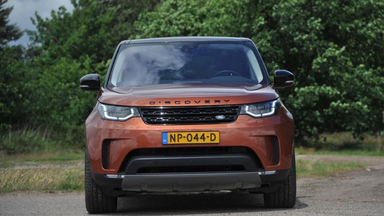 De nieuwe Land Rover Discovery treedt nauwelijks meer in de voetsporen van zijn voorganger, zeker niet qua ontwerp. Hoe het rijdt, dat zocht AutoVandaag uit tijdens een test.