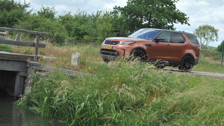 De nieuwe Land Rover Discovery treedt nauwelijks meer in de voetsporen van zijn voorganger, zeker niet qua ontwerp. Hoe het rijdt, dat zocht AutoVandaag uit tijdens een test.