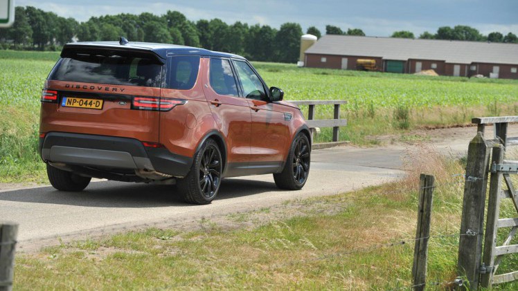 De nieuwe Land Rover Discovery treedt nauwelijks meer in de voetsporen van zijn voorganger, zeker niet qua ontwerp. Hoe het rijdt, dat zocht AutoVandaag uit tijdens een test.