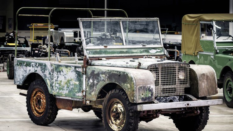 Jaguar Land Rover Classis spoorde een van de drie showauto's van de oer-Land Rover op die op de AutoRai in 1948 hebben gestaan en neemt nu de restauratie ter hand.