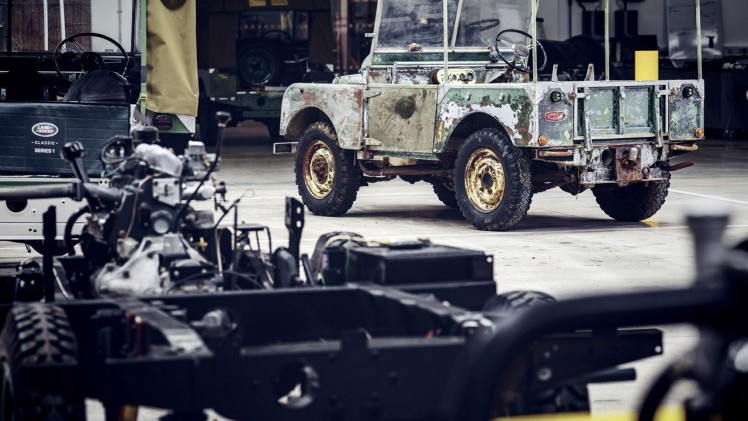 Jaguar Land Rover Classis spoorde een van de drie showauto's van de oer-Land Rover op die op de AutoRai in 1948 hebben gestaan en neemt nu de restauratie ter hand.