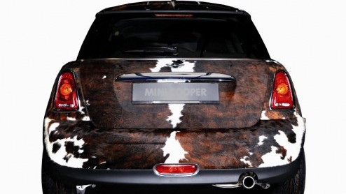Hoe maak je van de Mini nog meer een eye-catcher? Door een MINI Cooper, gestoken in een outfit van koeienvacht te exposeren op 100% Design, in een grazige weide. Deze bijzondere creatie wordt vergez