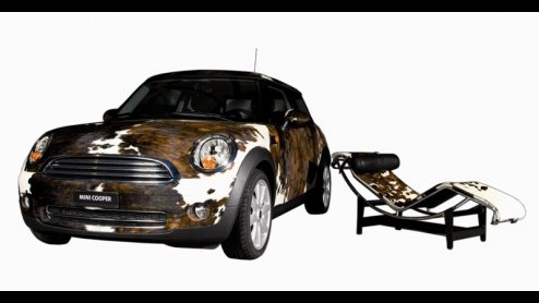Hoe maak je van de Mini nog meer een eye-catcher? Door een MINI Cooper, gestoken in een outfit van koeienvacht te exposeren op 100% Design, in een grazige weide. Deze bijzondere creatie wordt vergez