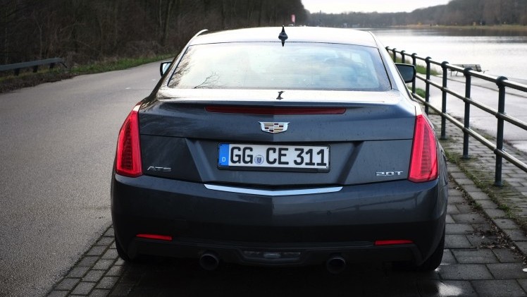 Rijtest - Verloochent de Cadillac ATS Coupe zijn roots door net zo scherp te sturen als de Duitsers of is de strak gelijnde coupe nog een chte Cadillac? AutoVandaag zocht het uit.