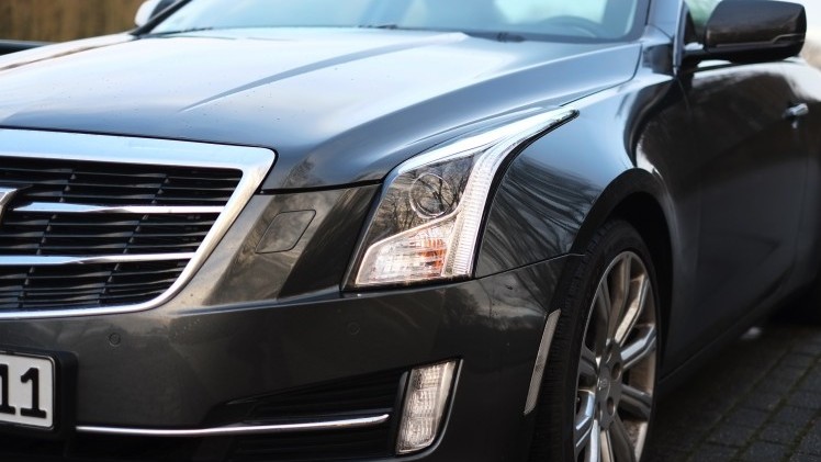 Rijtest - Verloochent de Cadillac ATS Coupe zijn roots door net zo scherp te sturen als de Duitsers of is de strak gelijnde coupe nog een chte Cadillac? AutoVandaag zocht het uit.