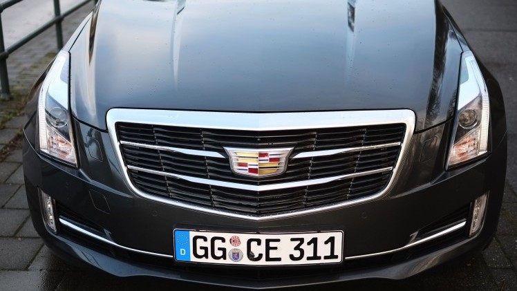 Rijtest - Verloochent de Cadillac ATS Coupe zijn roots door net zo scherp te sturen als de Duitsers of is de strak gelijnde coupe nog een chte Cadillac? AutoVandaag zocht het uit.