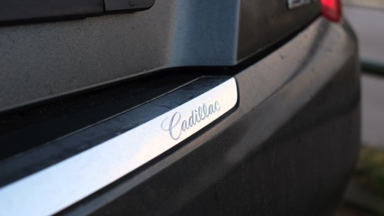 Rijtest - Verloochent de Cadillac ATS Coupe zijn roots door net zo scherp te sturen als de Duitsers of is de strak gelijnde coupe nog een chte Cadillac? AutoVandaag zocht het uit.